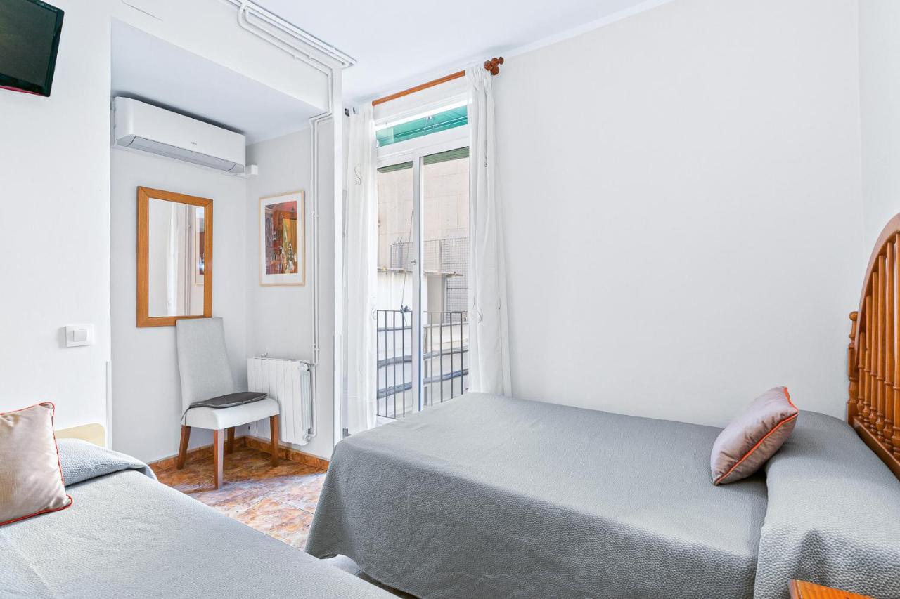 Hostal Santa Ana Барселона Экстерьер фото