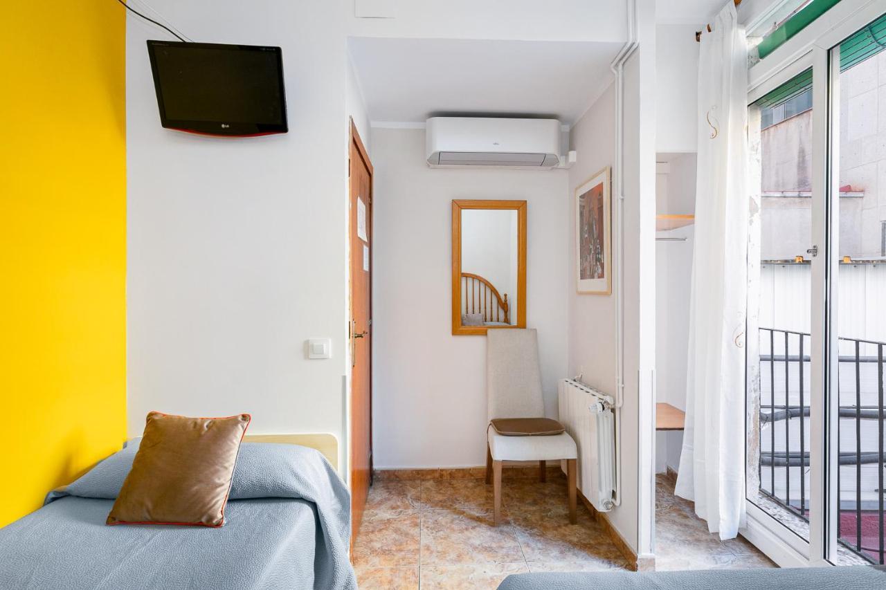 Hostal Santa Ana Барселона Экстерьер фото