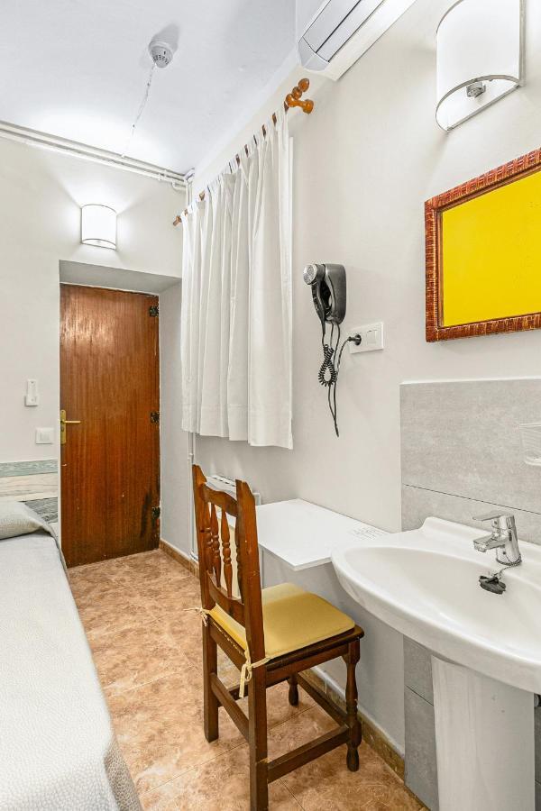 Hostal Santa Ana Барселона Экстерьер фото