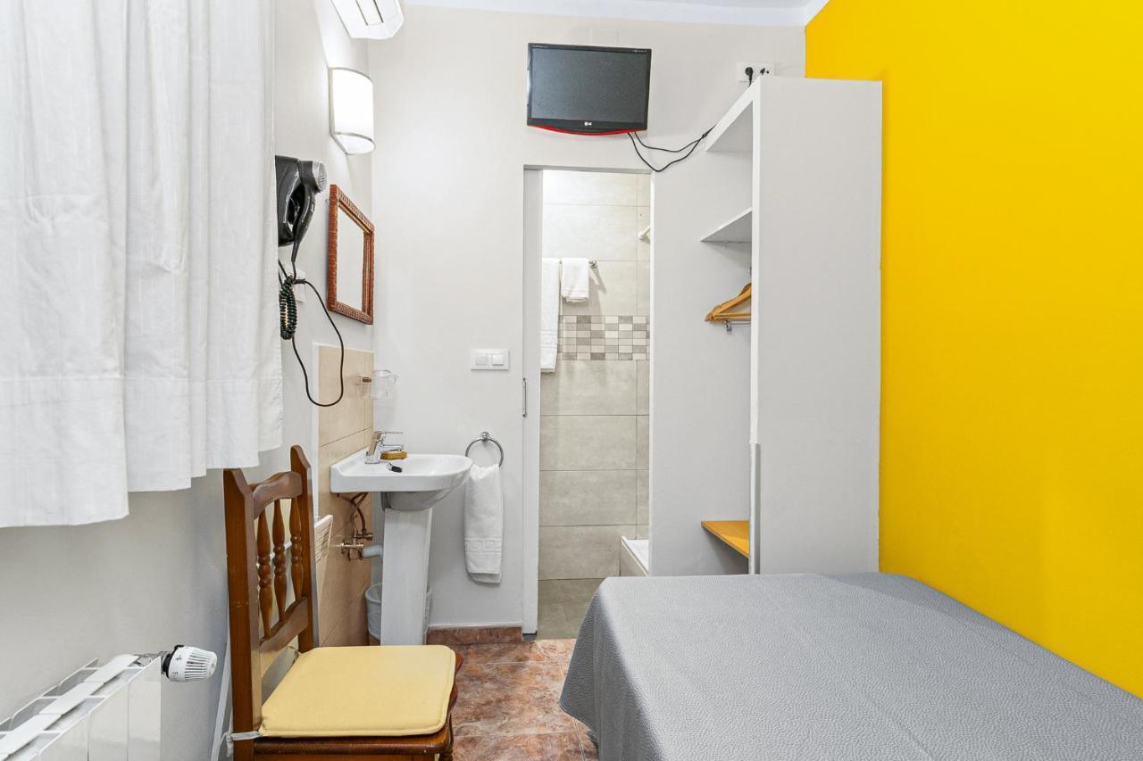 Hostal Santa Ana Барселона Экстерьер фото