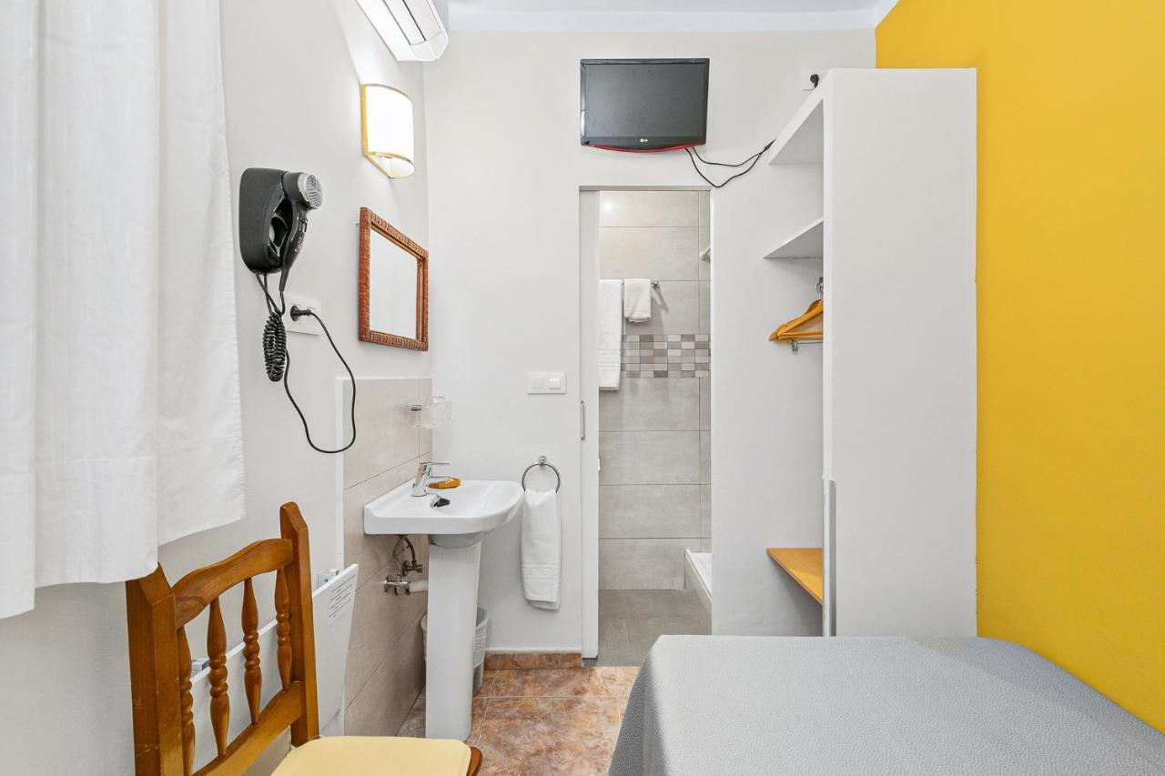 Hostal Santa Ana Барселона Экстерьер фото