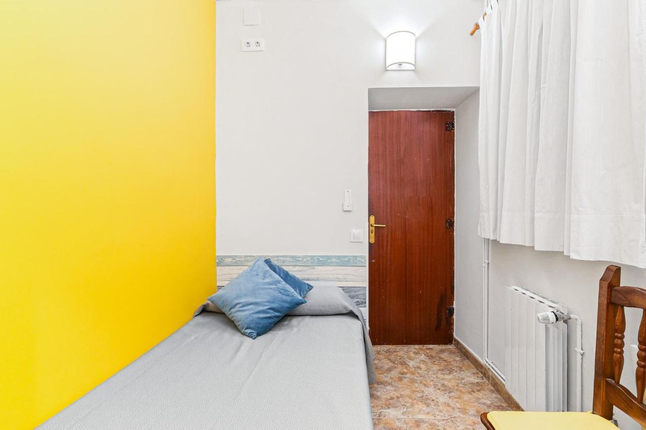 Hostal Santa Ana Барселона Экстерьер фото