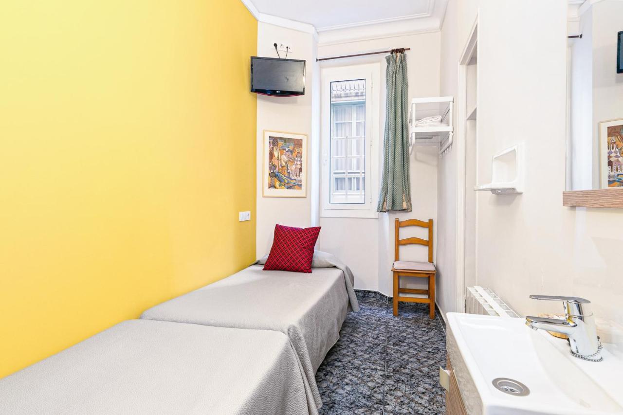 Hostal Santa Ana Барселона Экстерьер фото