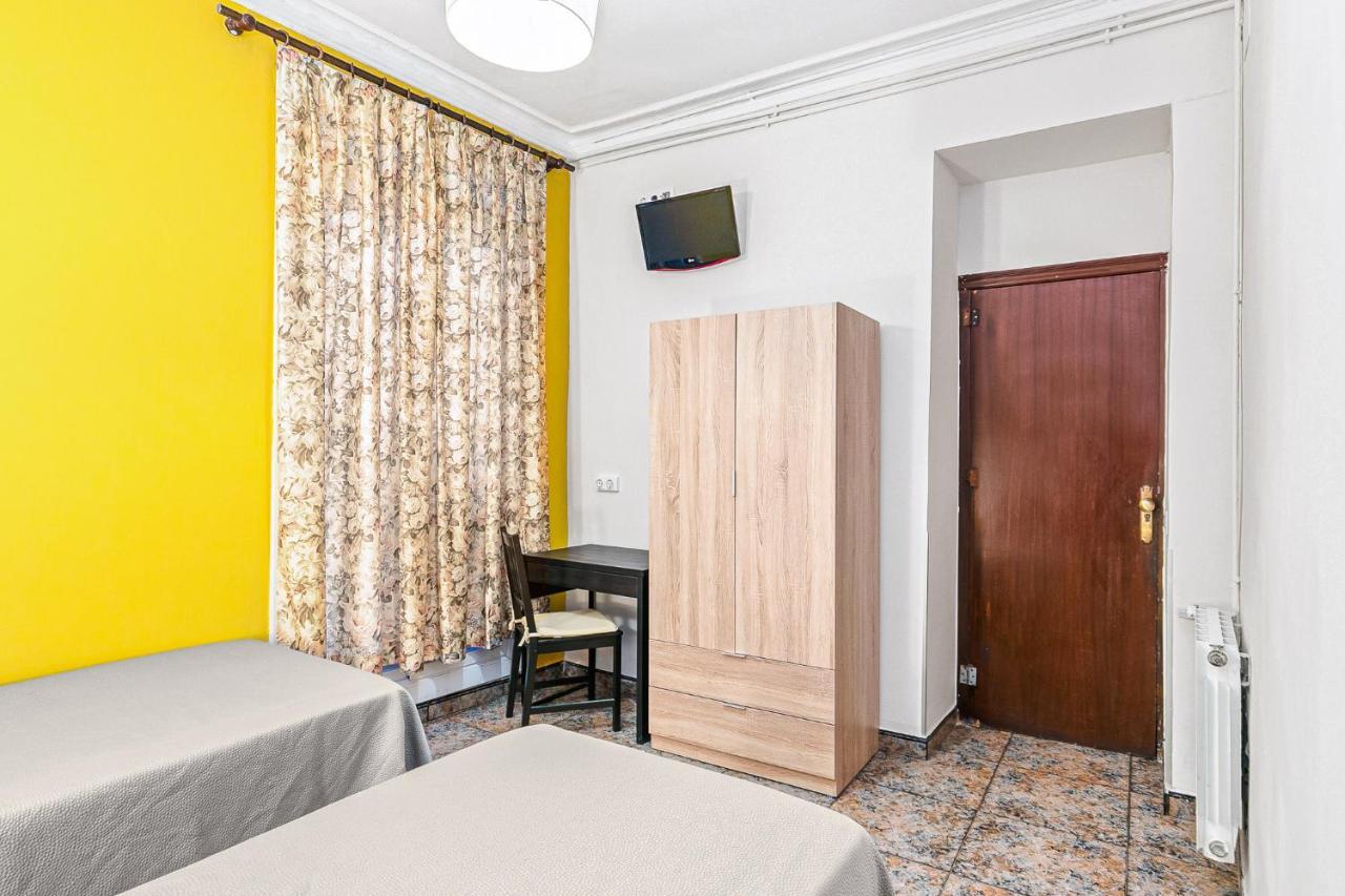 Hostal Santa Ana Барселона Экстерьер фото
